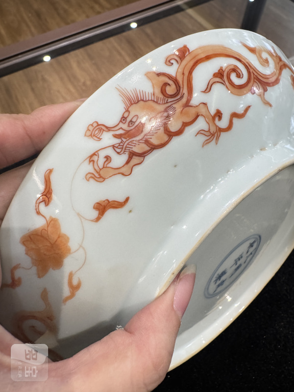 清 矾红彩模印云龙纹盘 - 图11